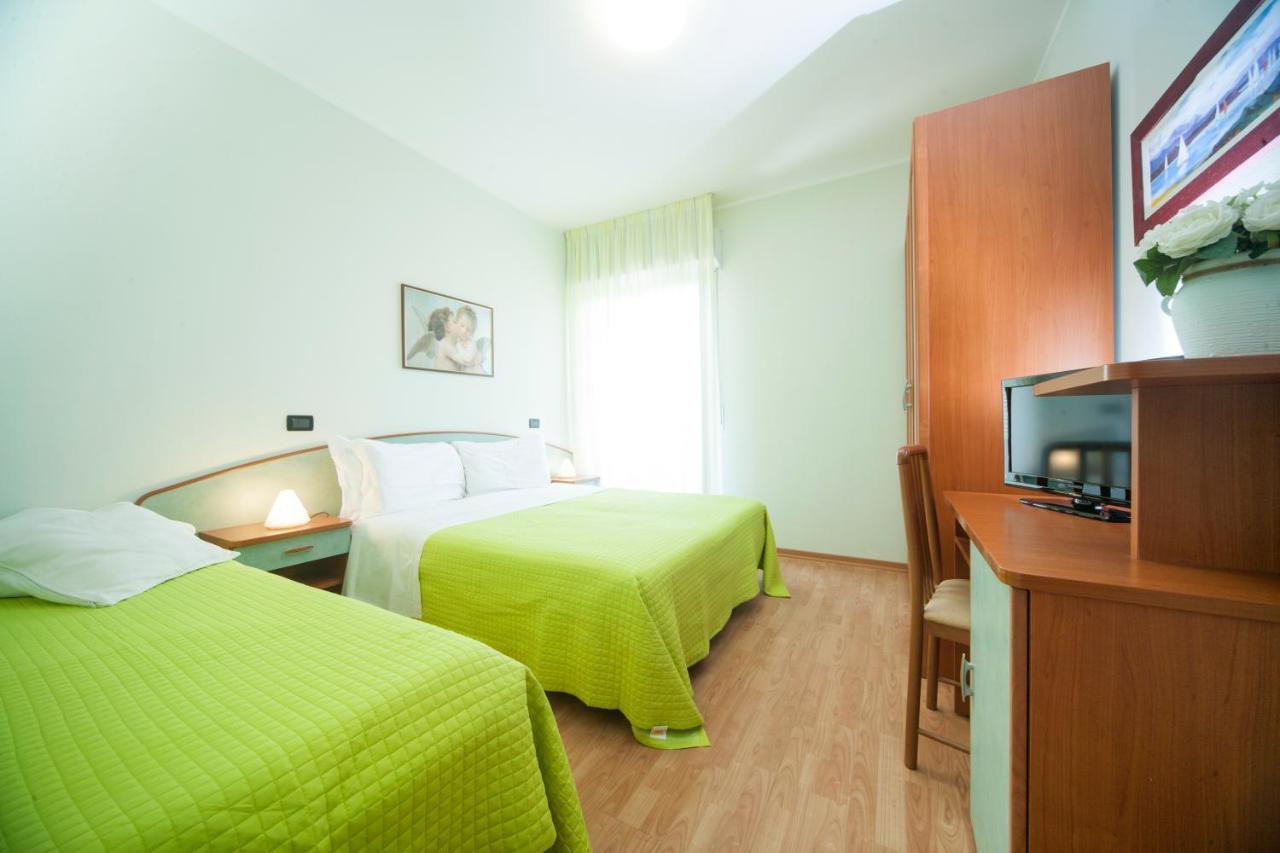 Hotel Betty Personal Style And Beach Village 里米尼 外观 照片