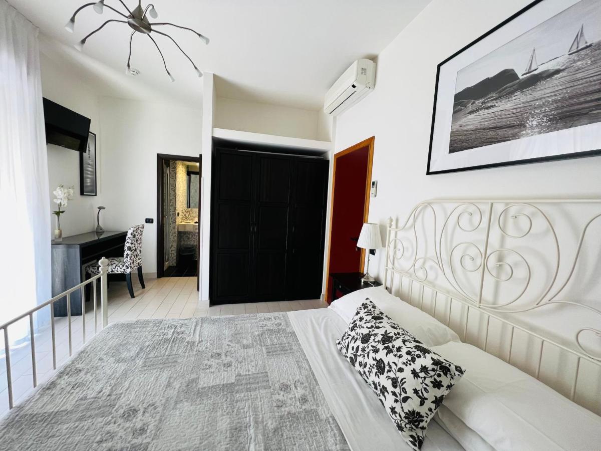 Hotel Betty Personal Style And Beach Village 里米尼 外观 照片