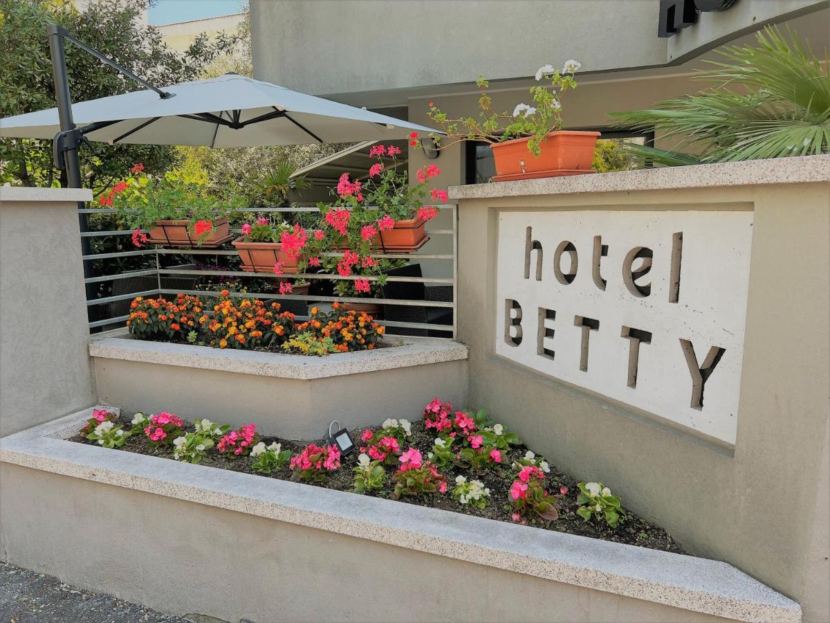 Hotel Betty Personal Style And Beach Village 里米尼 外观 照片
