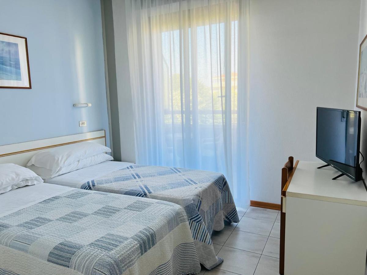 Hotel Betty Personal Style And Beach Village 里米尼 外观 照片
