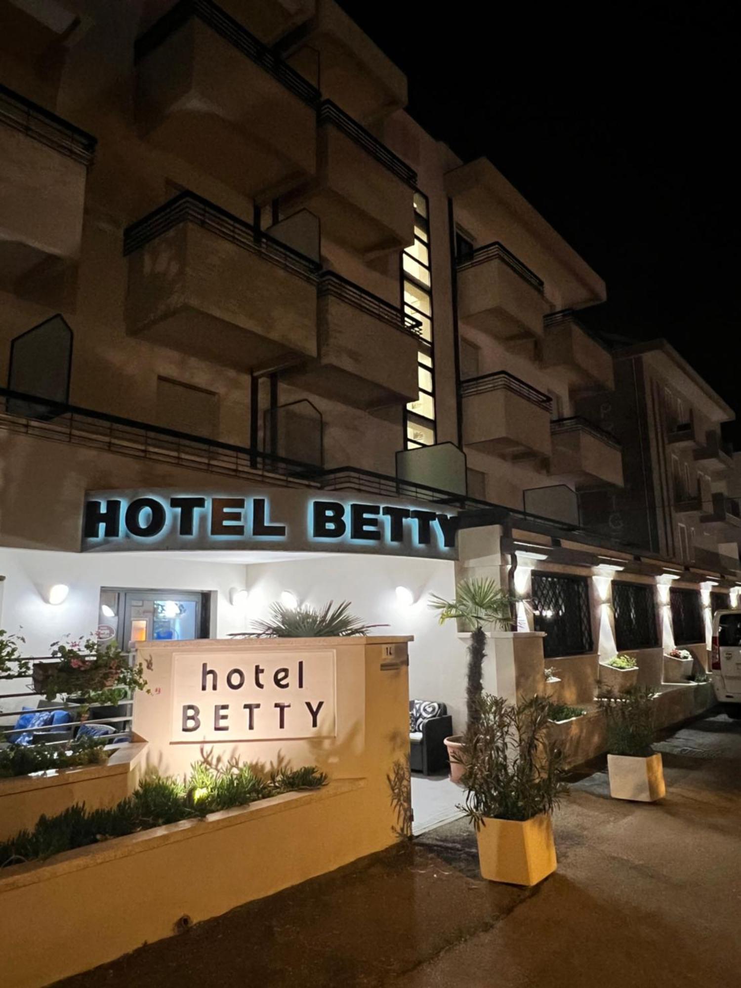 Hotel Betty Personal Style And Beach Village 里米尼 外观 照片